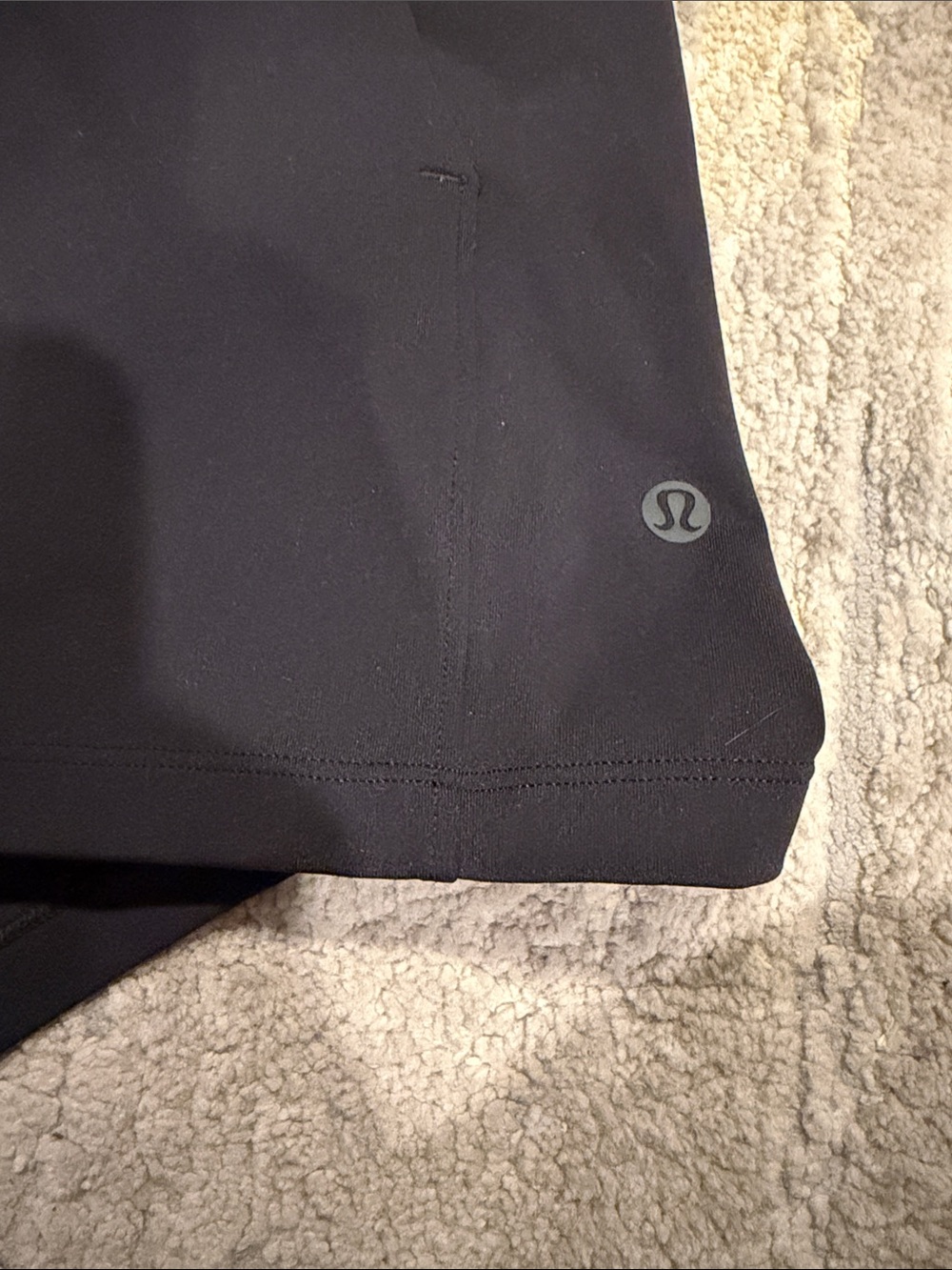 Lululemon On The Fly Shorts Black 2.5”  2 side pockets Size 10 in EUC - Picture 3 of 12